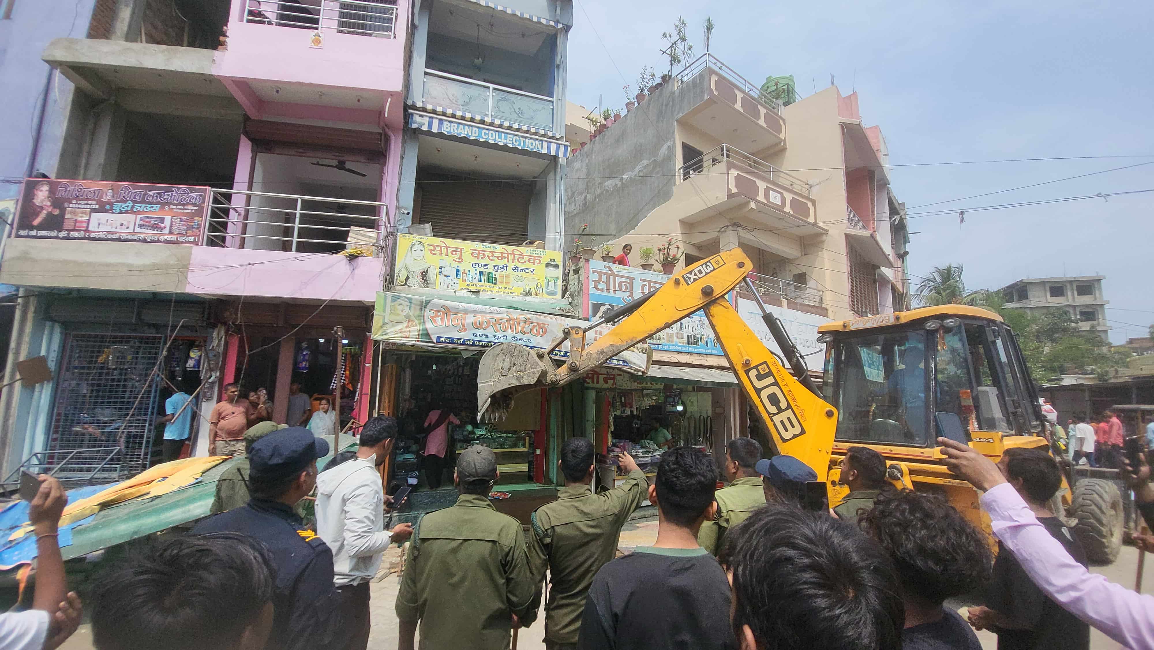 गंगा सागर पोखरी नजिक अनाधिकृत टहरा र फुटपाथका पसलहरुमा चल्यो डोजर