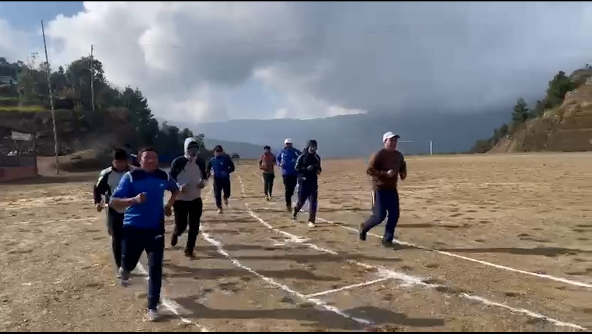 खेलकुद शिक्षकलाई एथलेटिक्स विधाका खेल सिकाउँदै उमाकुण्ड गाउँपालिका