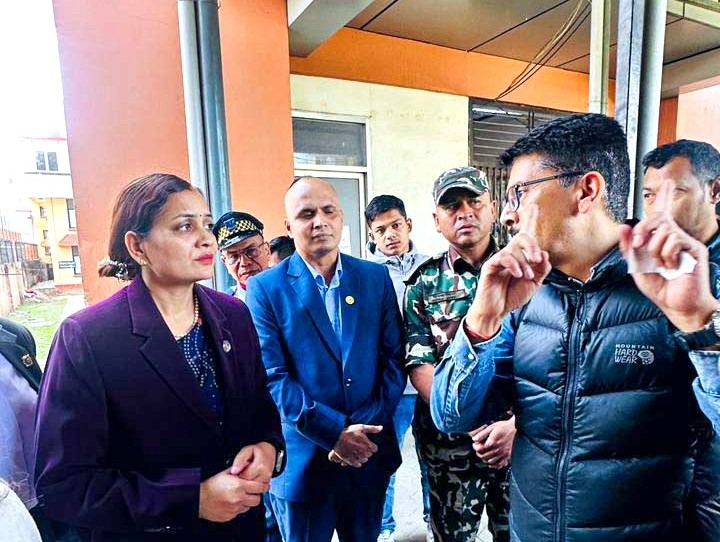 स्वास्थ्यमन्त्री मेहता आकस्मिक अनुगमनमा, झन्झट होइन राहत महसुस गराउन निर्देशन