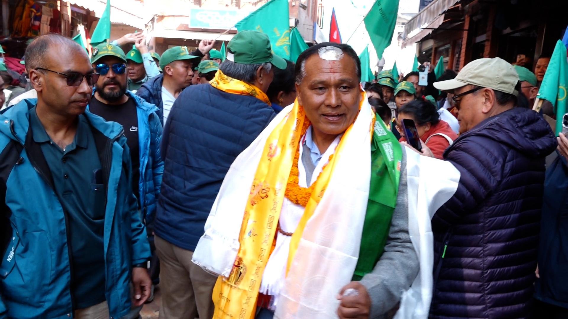 काठमाडौं ३ मा घरदैलो गरेका मतदाता भन्छन : ‘कुलमानले हारे देश हार्छ’