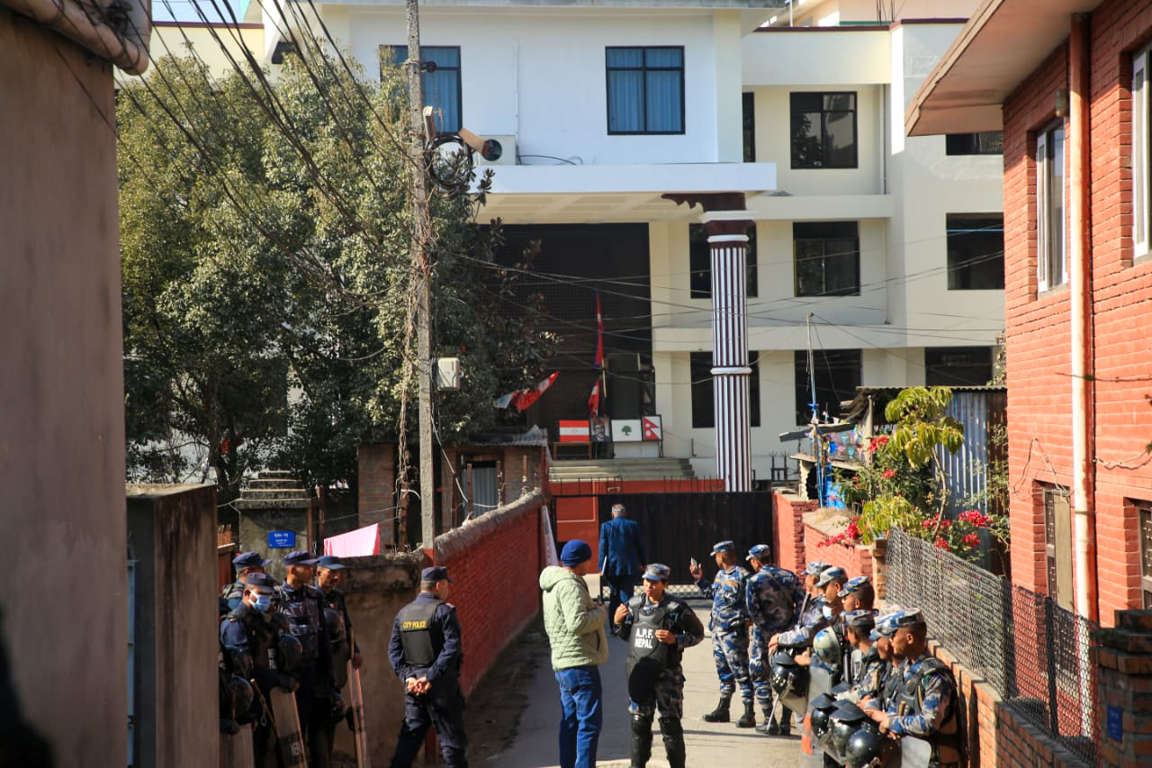 कांग्रेस केन्द्रीय कार्यालय परिसरमा लफडा, नेताहरुलाई गेटमै रोक्ने प्रयास