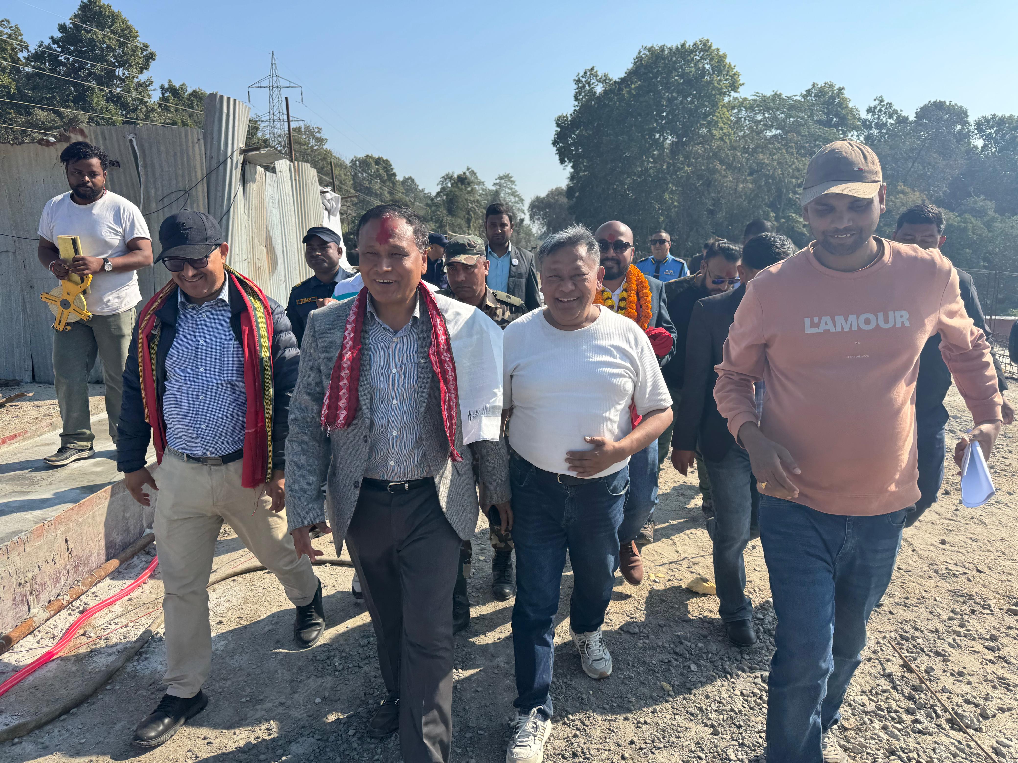 निर्माण व्यवसायीकै अध्यक्षको कम्पनीले समयमै काम नसकेपछि मन्त्री अनुगमनमा