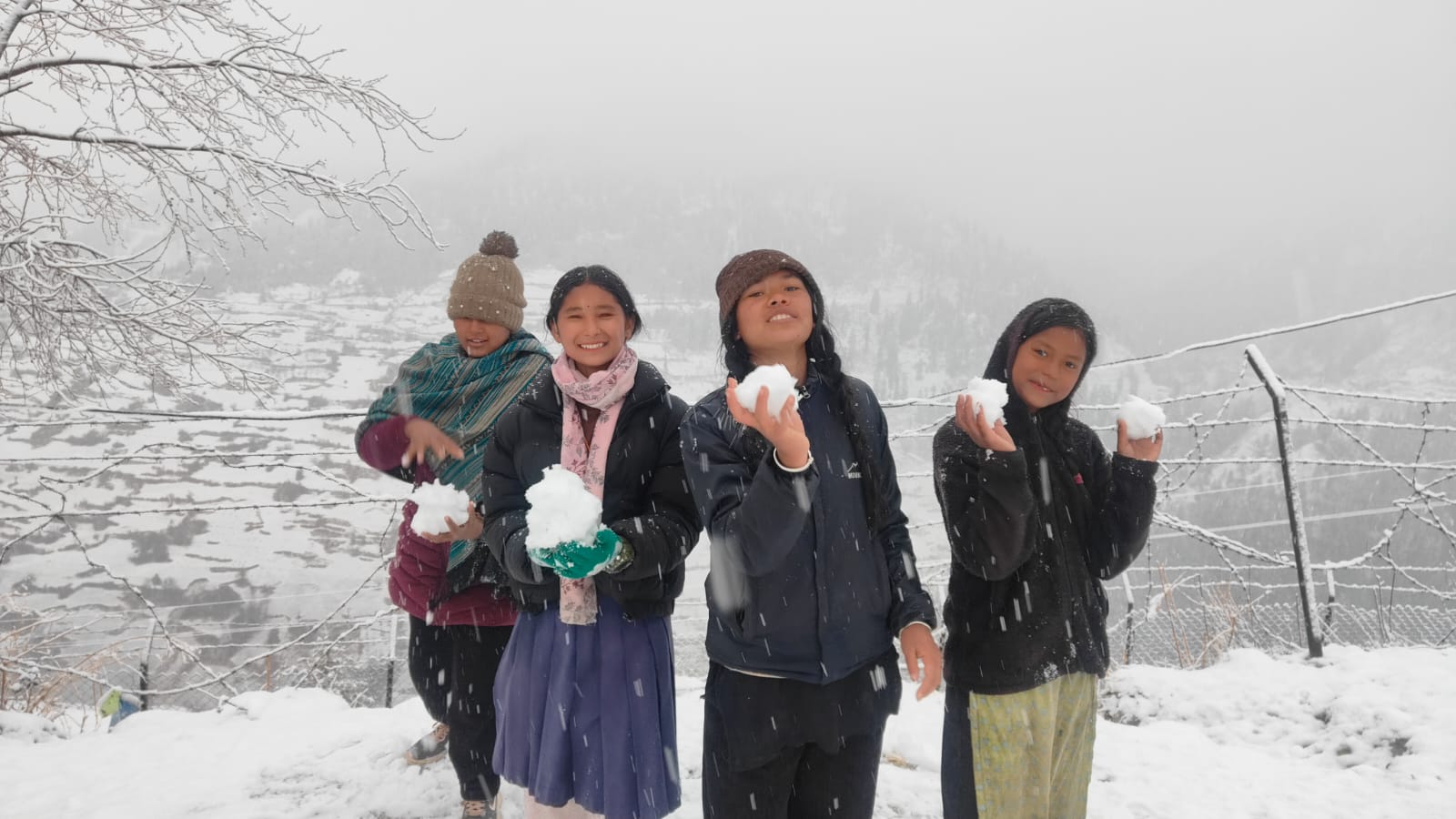 हिमपातले मगुमा सडक तथा हवाई सेवा बन्द