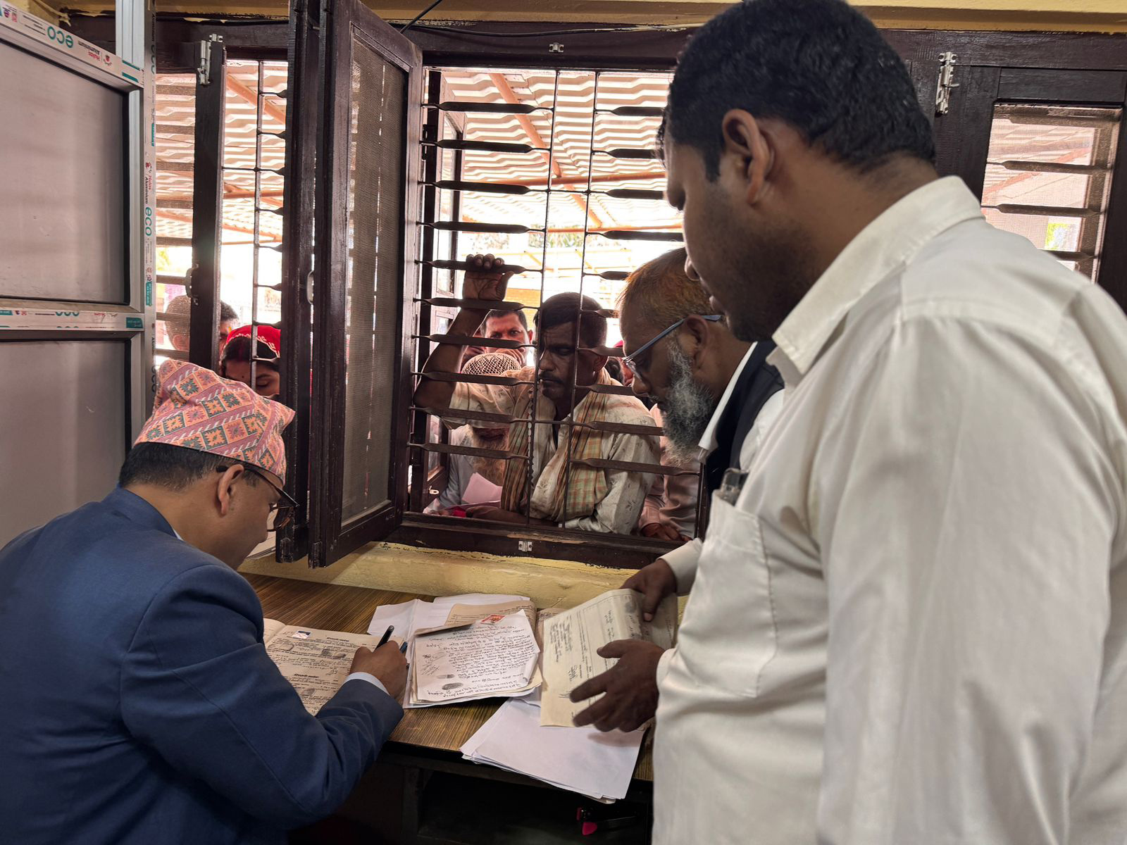 प्रशासनमा प्रजिअको ‘कमान्ड’: रौतहटका सिडियो आफैं नागरिकता फाँटमा खटिएपछि सेवाग्राही उत्साहित