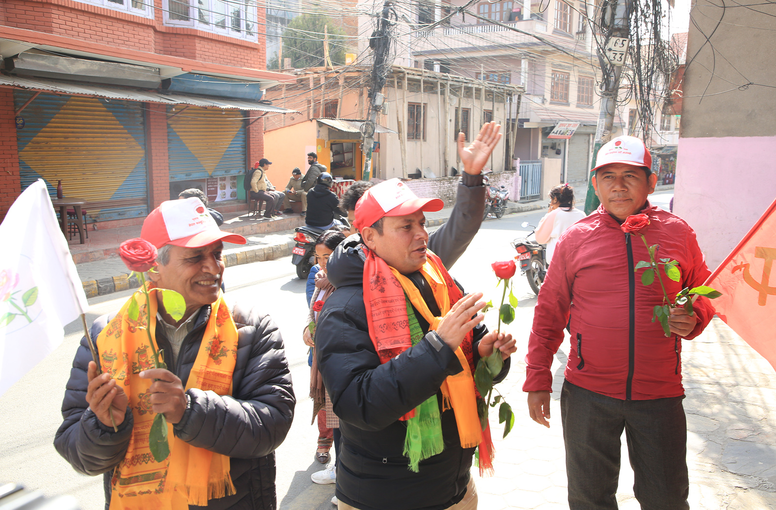 ‘गुलाब’ बोकेर घरदैलोमा धनराज शाही