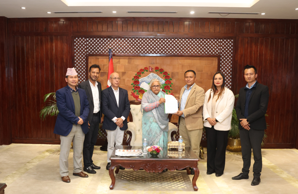 प्रधानमन्त्री कार्कीलाई उज्यालो नेपाल पार्टीले बुझायो बधाई ज्ञापन