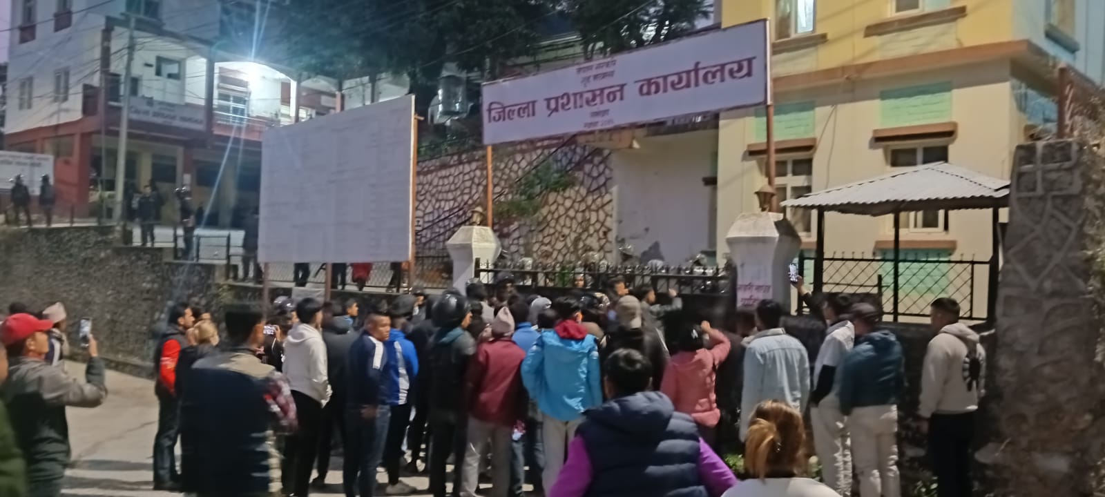 क्षतिपूर्ति माग्दै रामेछापको जिल्ला प्रशासन कार्यालय  घेराउ : बस दुर्घटनाका पीडितमाथि अश्रु ग्याँस र हवाई फायर