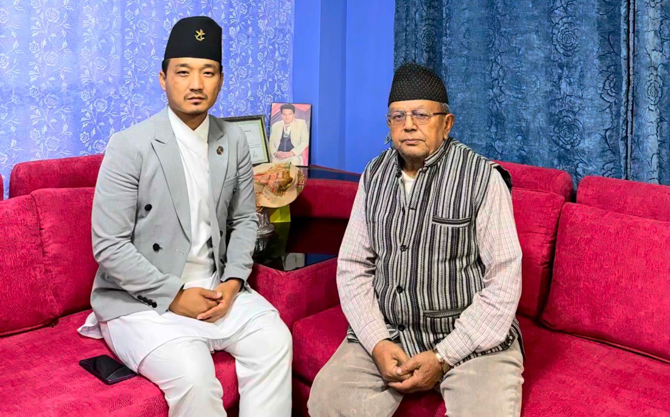 एमाले कार्यकर्ताबाट दुर्ब्यवहारमा परेका वृद्धालाई भेट्न गृहमन्त्री सुधन गुरुङ उनकै निवास पुगे 